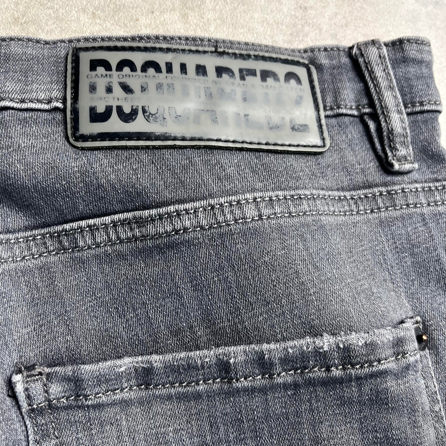Dsquared2 szürke szaggatott farmernadrág
